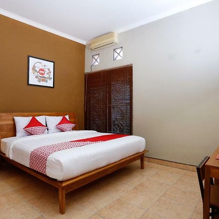 Oyo 1072 Kampung Condro Wulan Guesthouse Maguwo Buitenkant foto