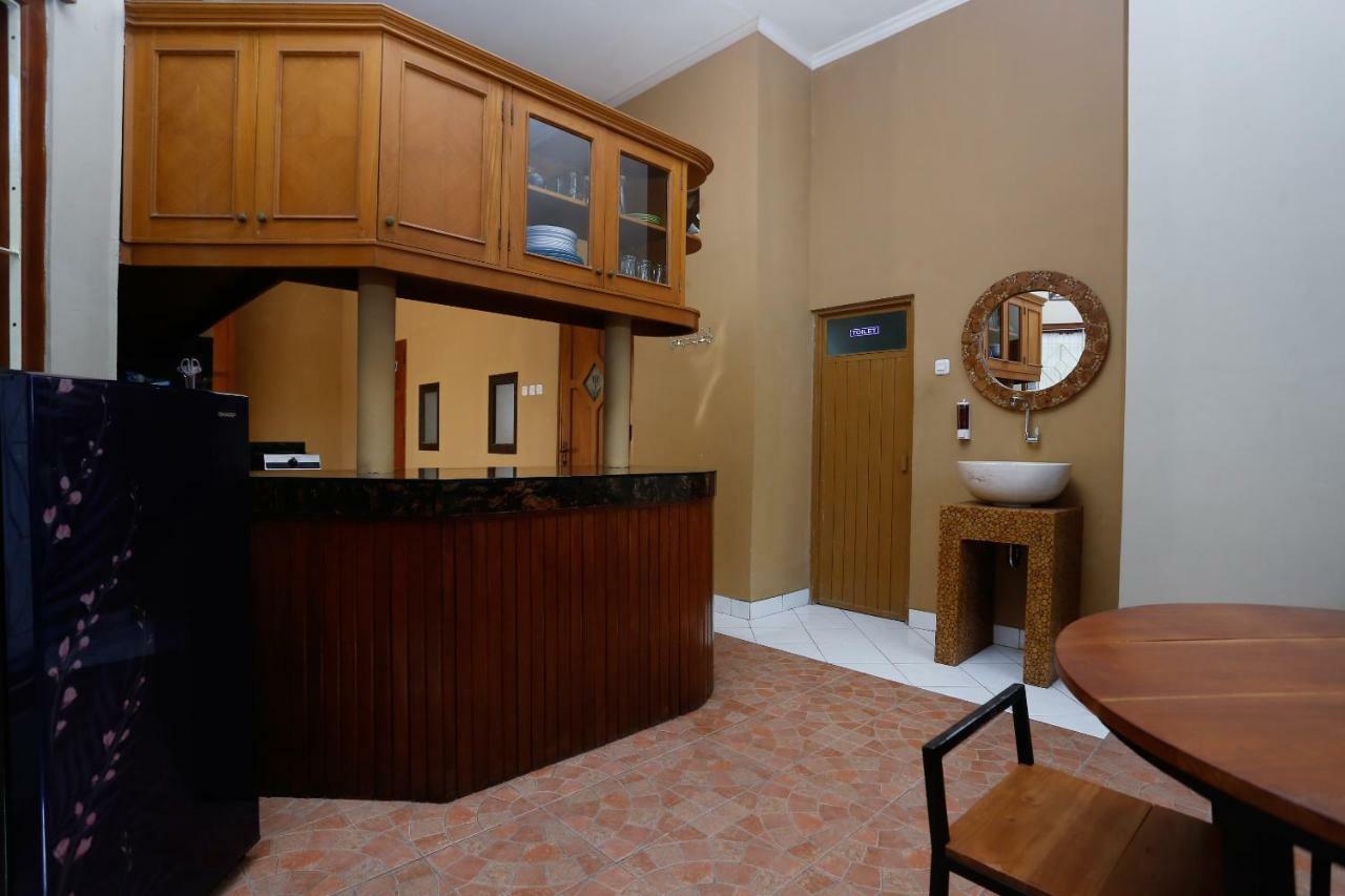 Oyo 1072 Kampung Condro Wulan Guesthouse Maguwo Buitenkant foto