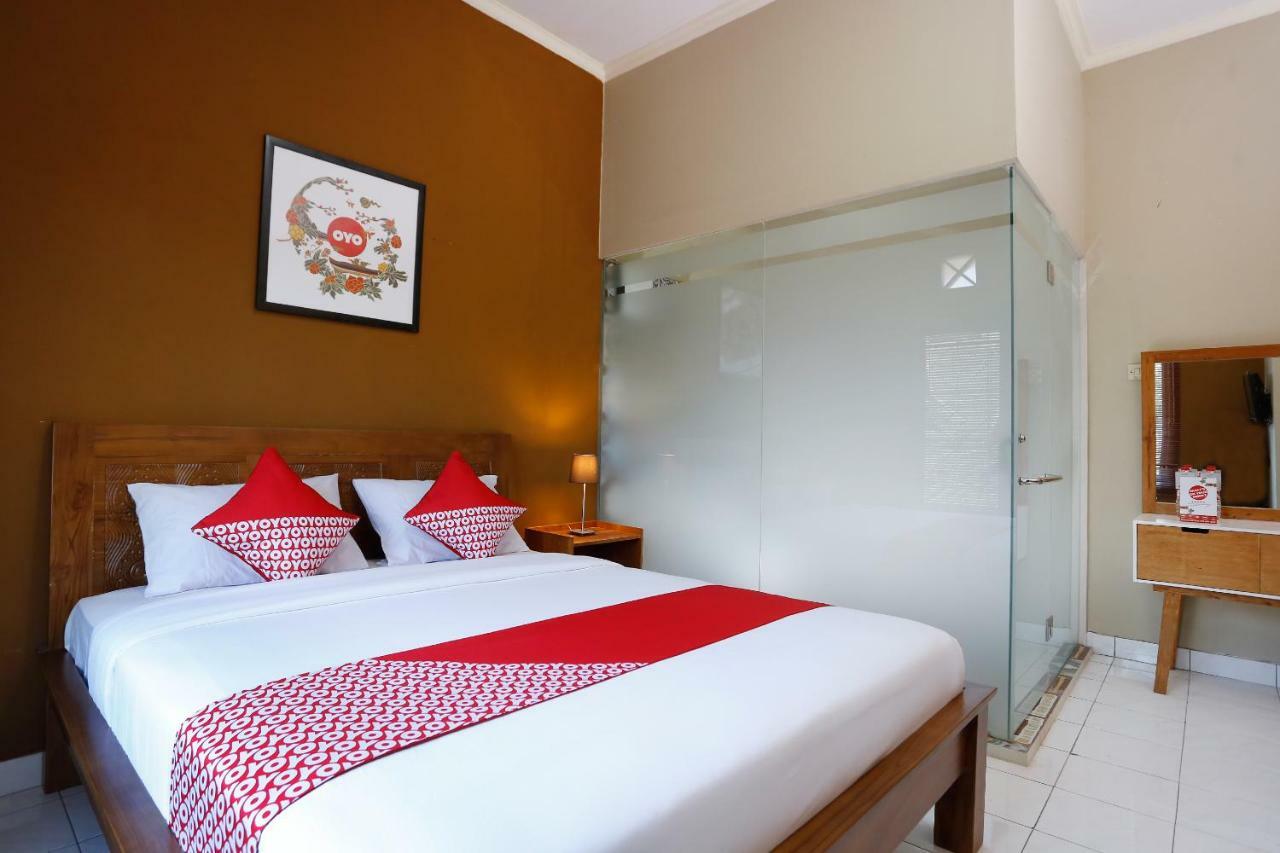 Oyo 1072 Kampung Condro Wulan Guesthouse Maguwo Buitenkant foto