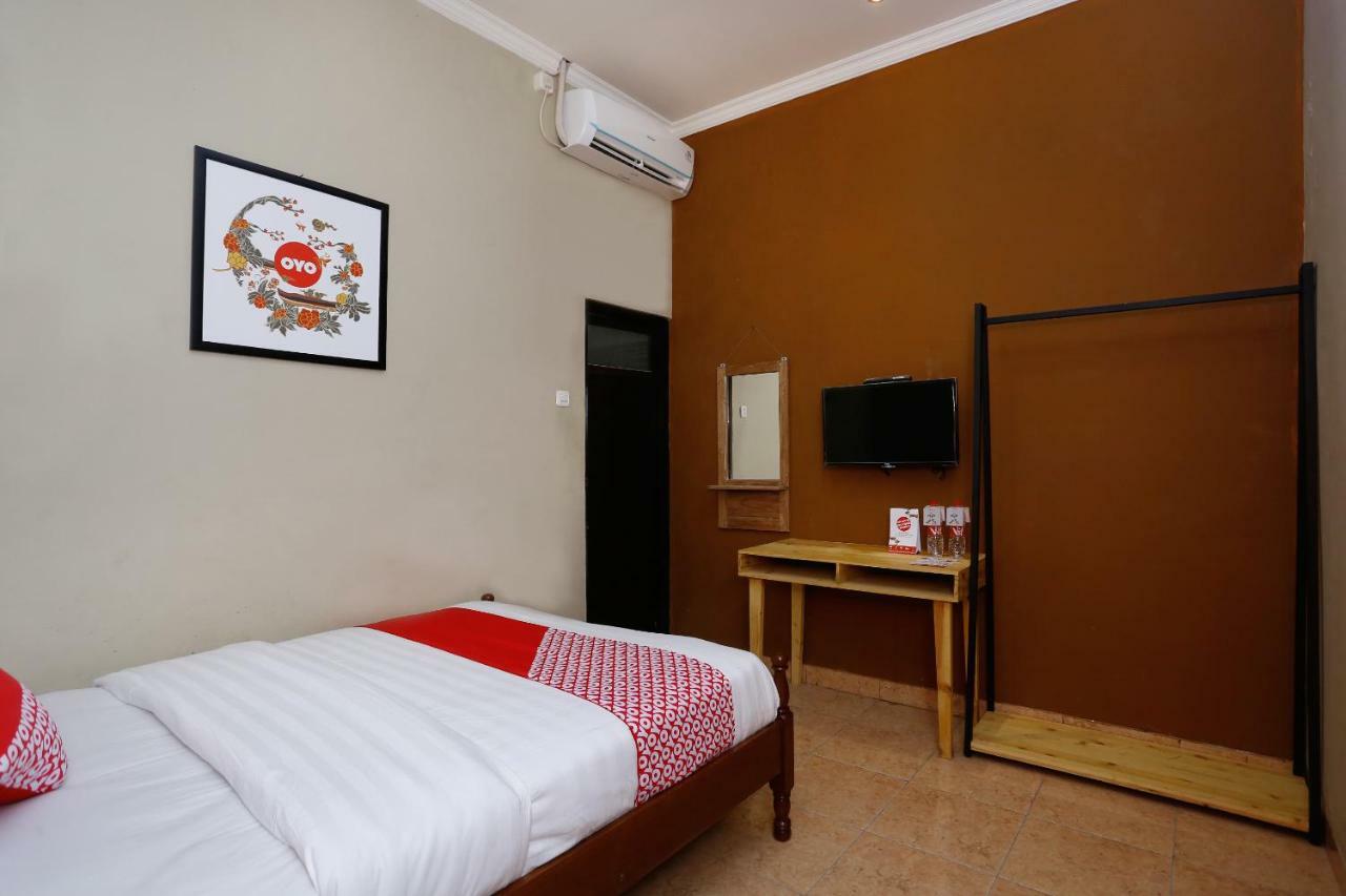 Oyo 1072 Kampung Condro Wulan Guesthouse Maguwo Buitenkant foto