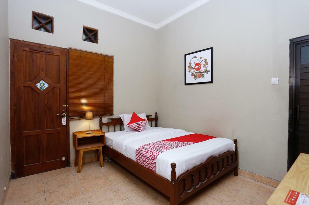 Oyo 1072 Kampung Condro Wulan Guesthouse Maguwo Buitenkant foto
