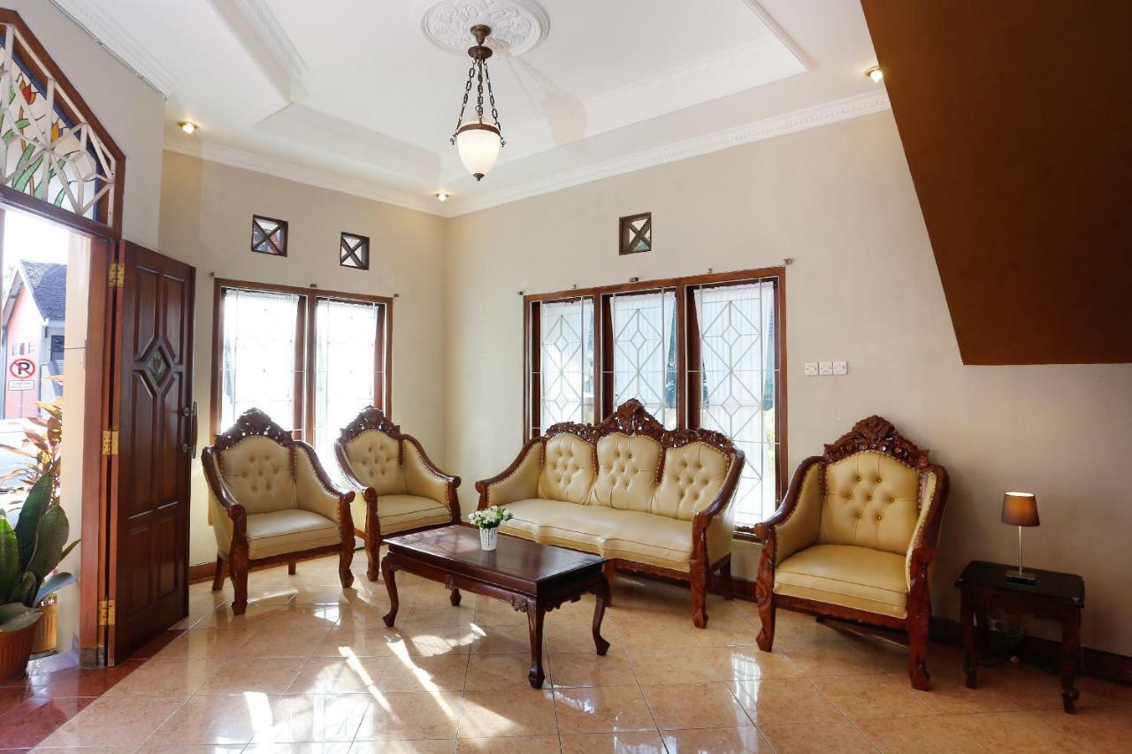 Oyo 1072 Kampung Condro Wulan Guesthouse Maguwo Buitenkant foto