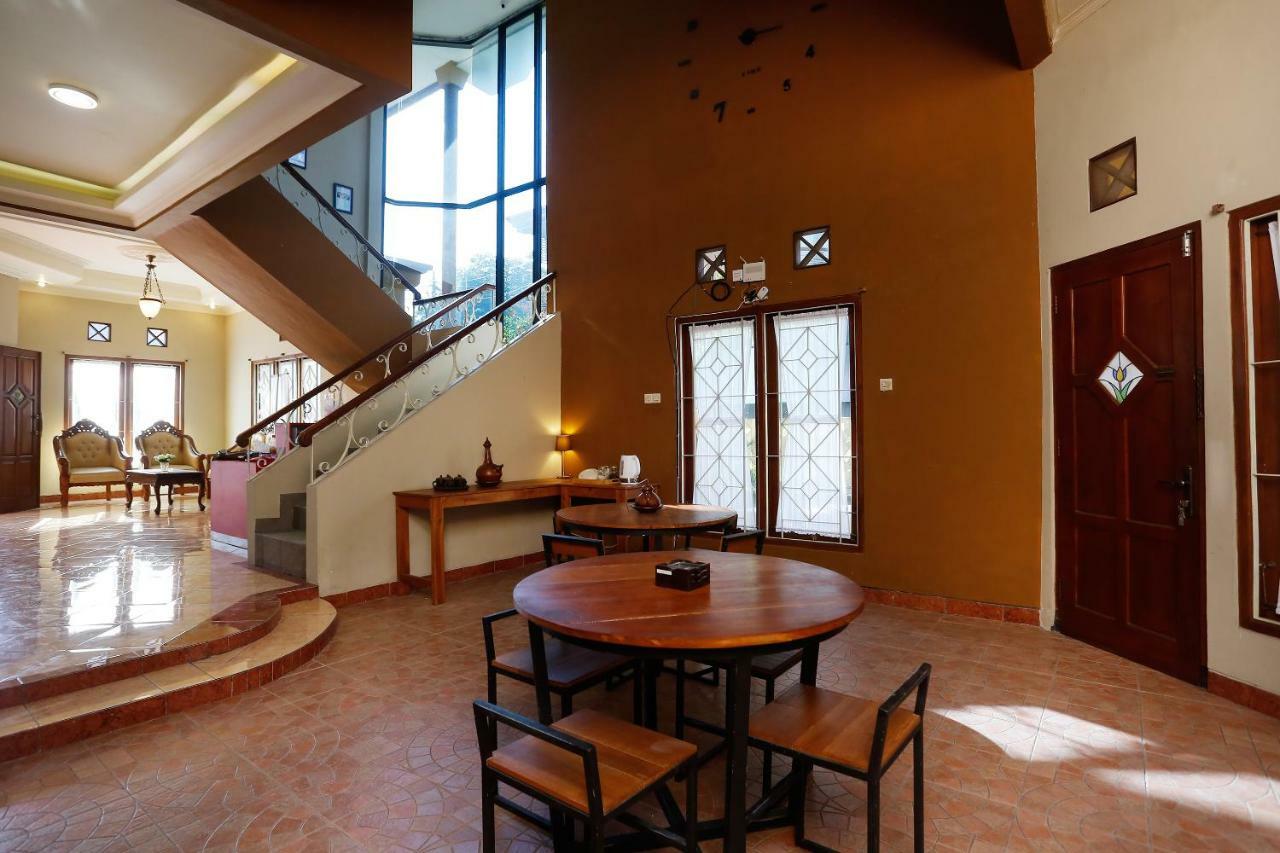 Oyo 1072 Kampung Condro Wulan Guesthouse Maguwo Buitenkant foto