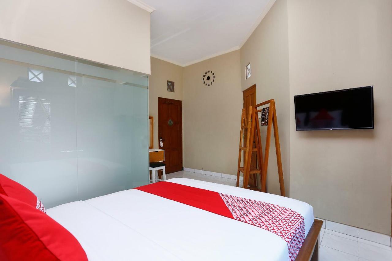 Oyo 1072 Kampung Condro Wulan Guesthouse Maguwo Buitenkant foto