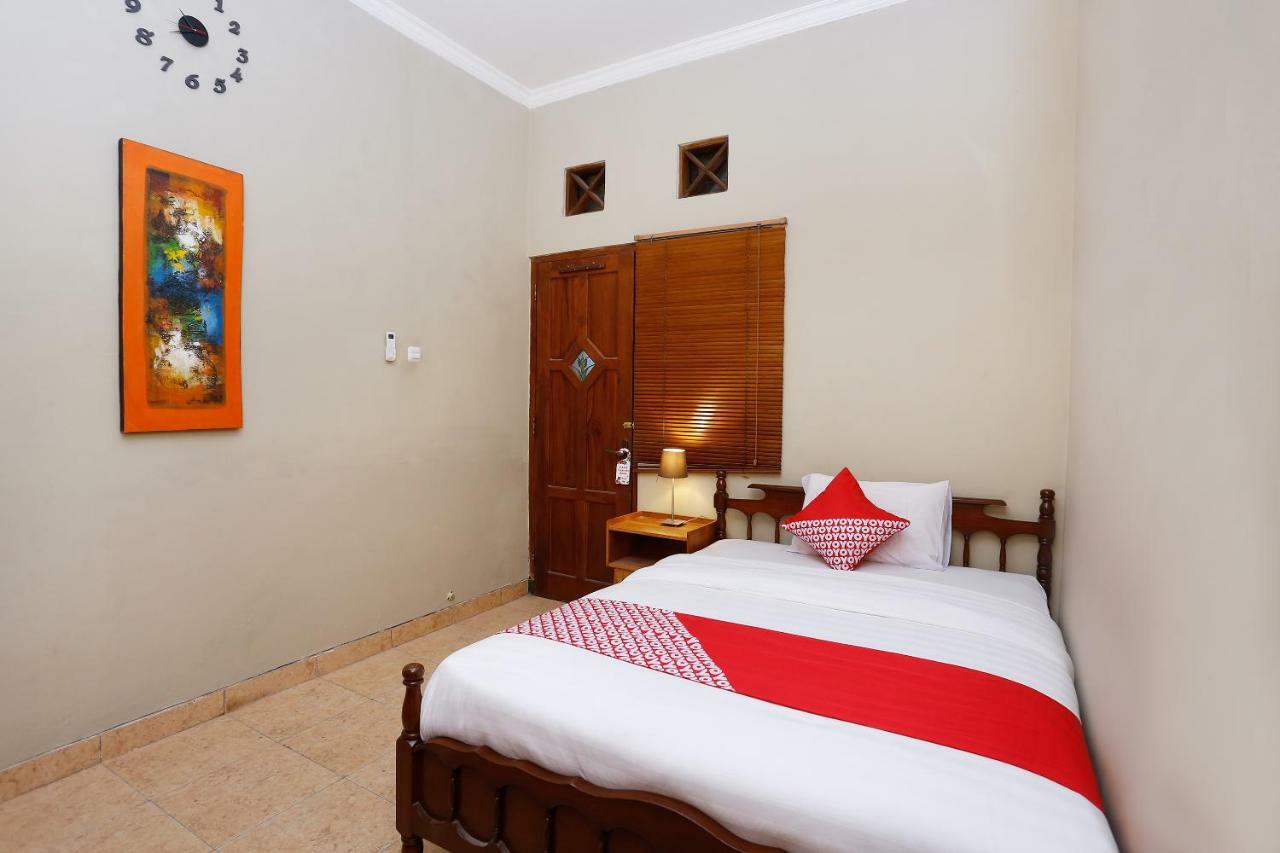 Oyo 1072 Kampung Condro Wulan Guesthouse Maguwo Buitenkant foto