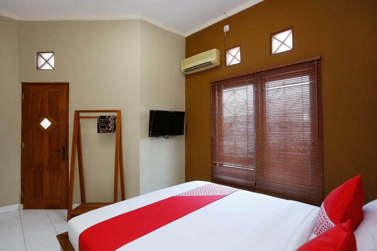 Oyo 1072 Kampung Condro Wulan Guesthouse Maguwo Buitenkant foto