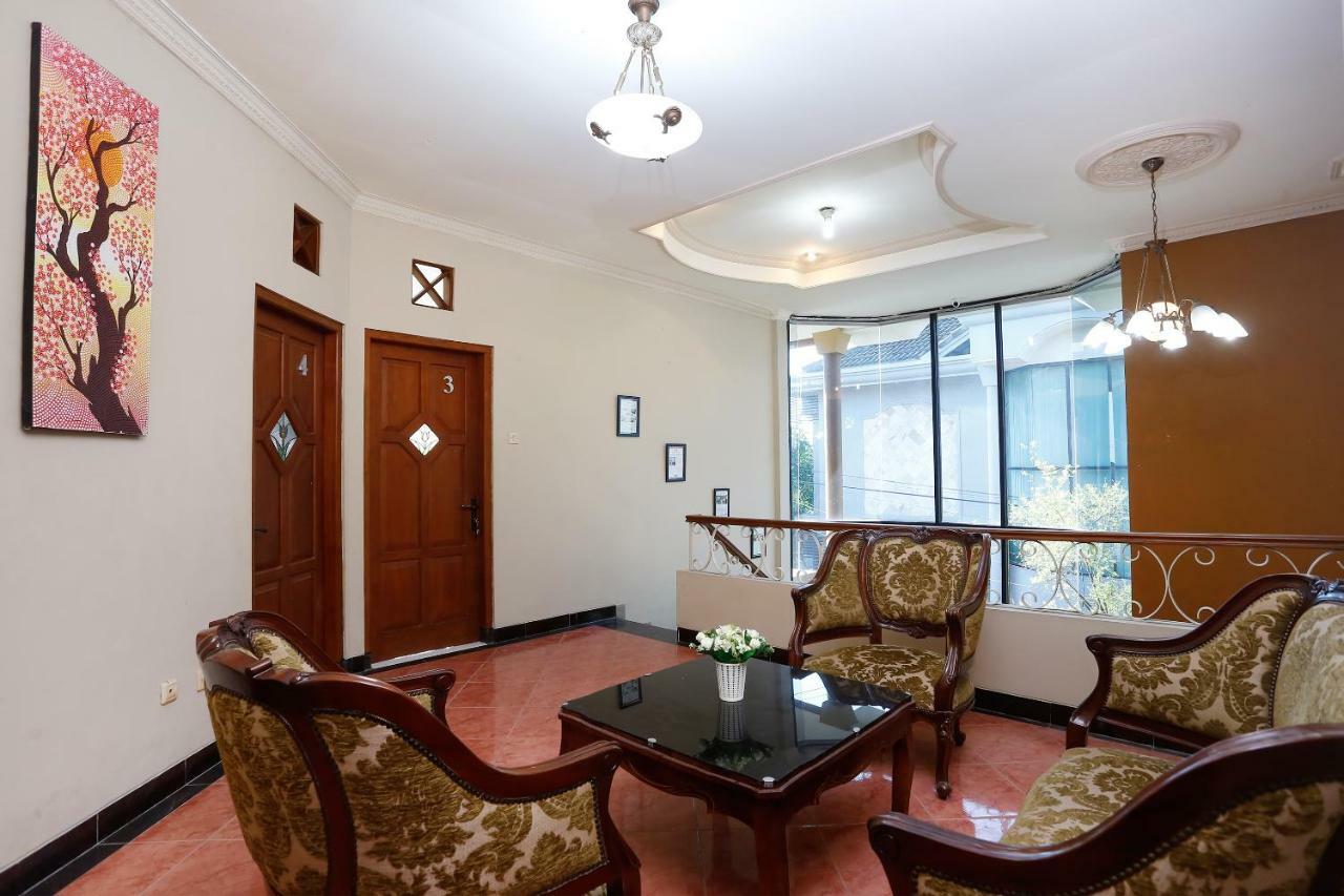 Oyo 1072 Kampung Condro Wulan Guesthouse Maguwo Buitenkant foto