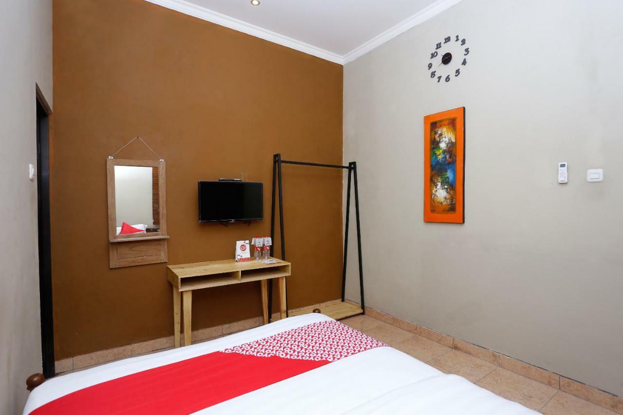 Oyo 1072 Kampung Condro Wulan Guesthouse Maguwo Buitenkant foto