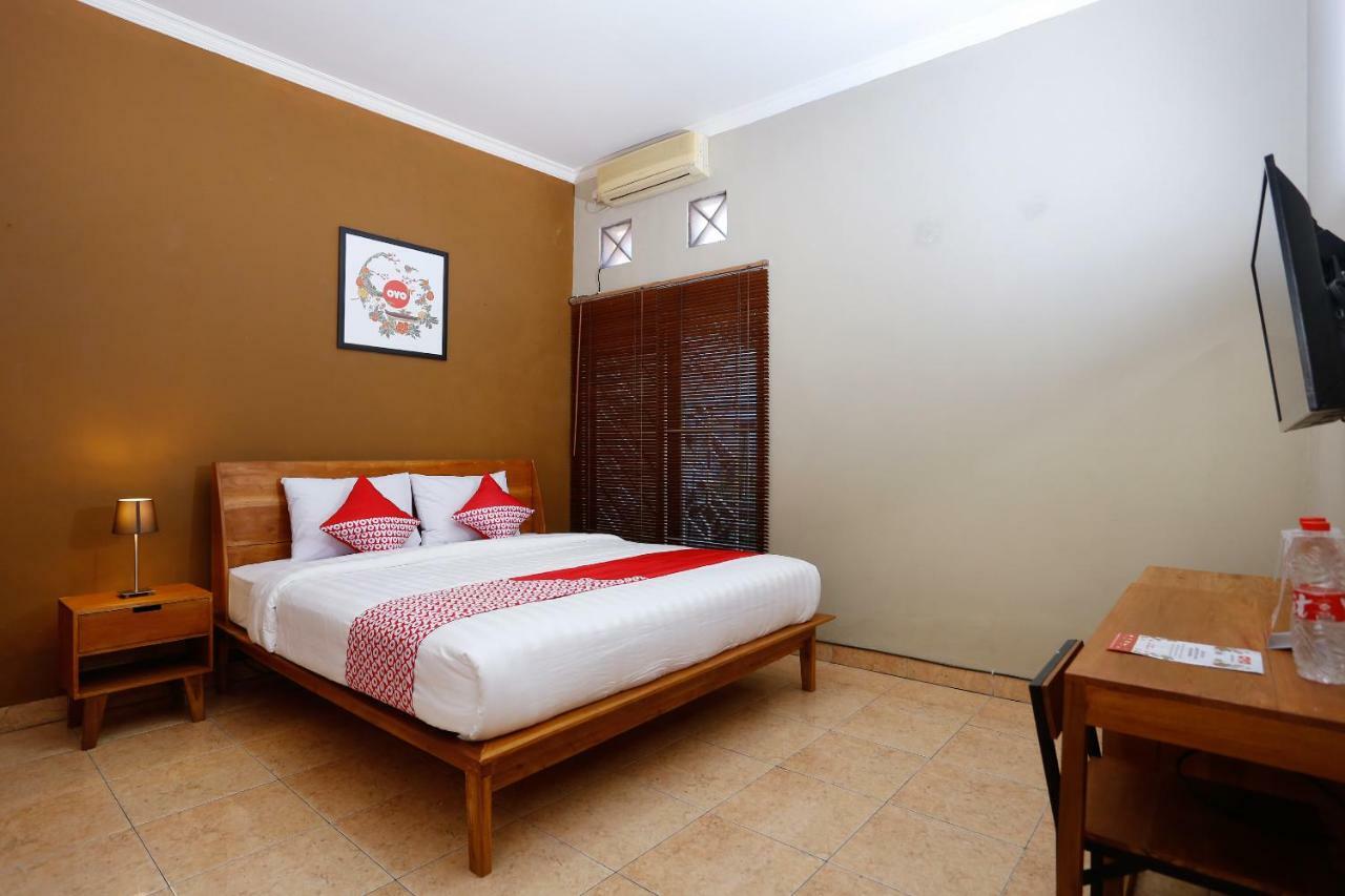 Oyo 1072 Kampung Condro Wulan Guesthouse Maguwo Buitenkant foto