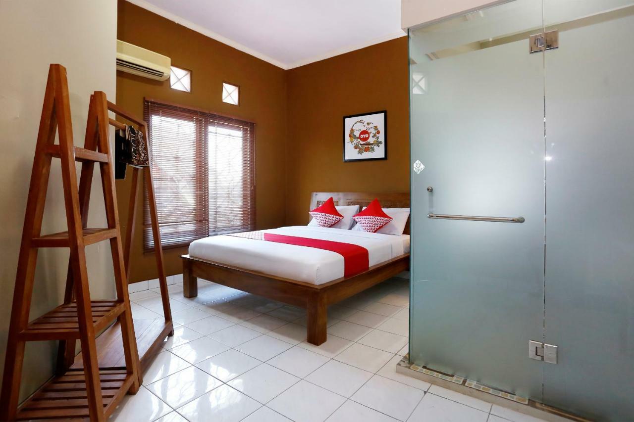 Oyo 1072 Kampung Condro Wulan Guesthouse Maguwo Buitenkant foto