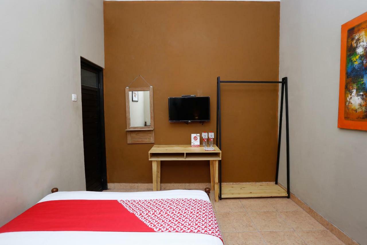 Oyo 1072 Kampung Condro Wulan Guesthouse Maguwo Buitenkant foto