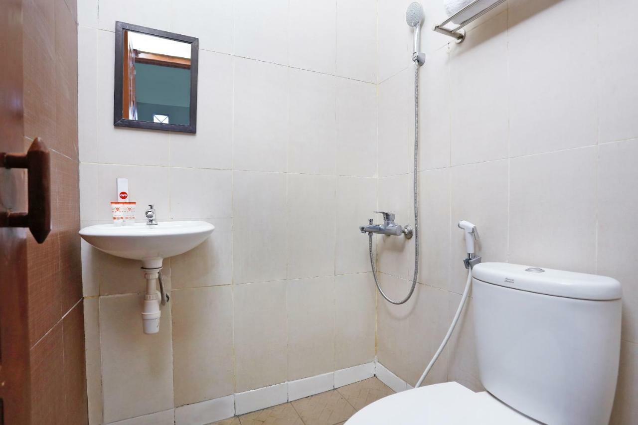 Oyo 1072 Kampung Condro Wulan Guesthouse Maguwo Buitenkant foto